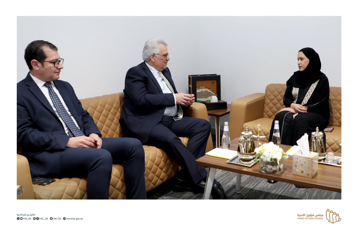 FAC_SA's tweet image. Secretary General of the #FamilyAffairsCouncil, Dr. Maimoonah Al Khalil, met with Eng. Mazen Ghunaim, Extraordinary Ambassador and Plenipotentiary of the State of Palestine to the Kingdom of Saudi Arabia, where they discussed topics of mutual interest.