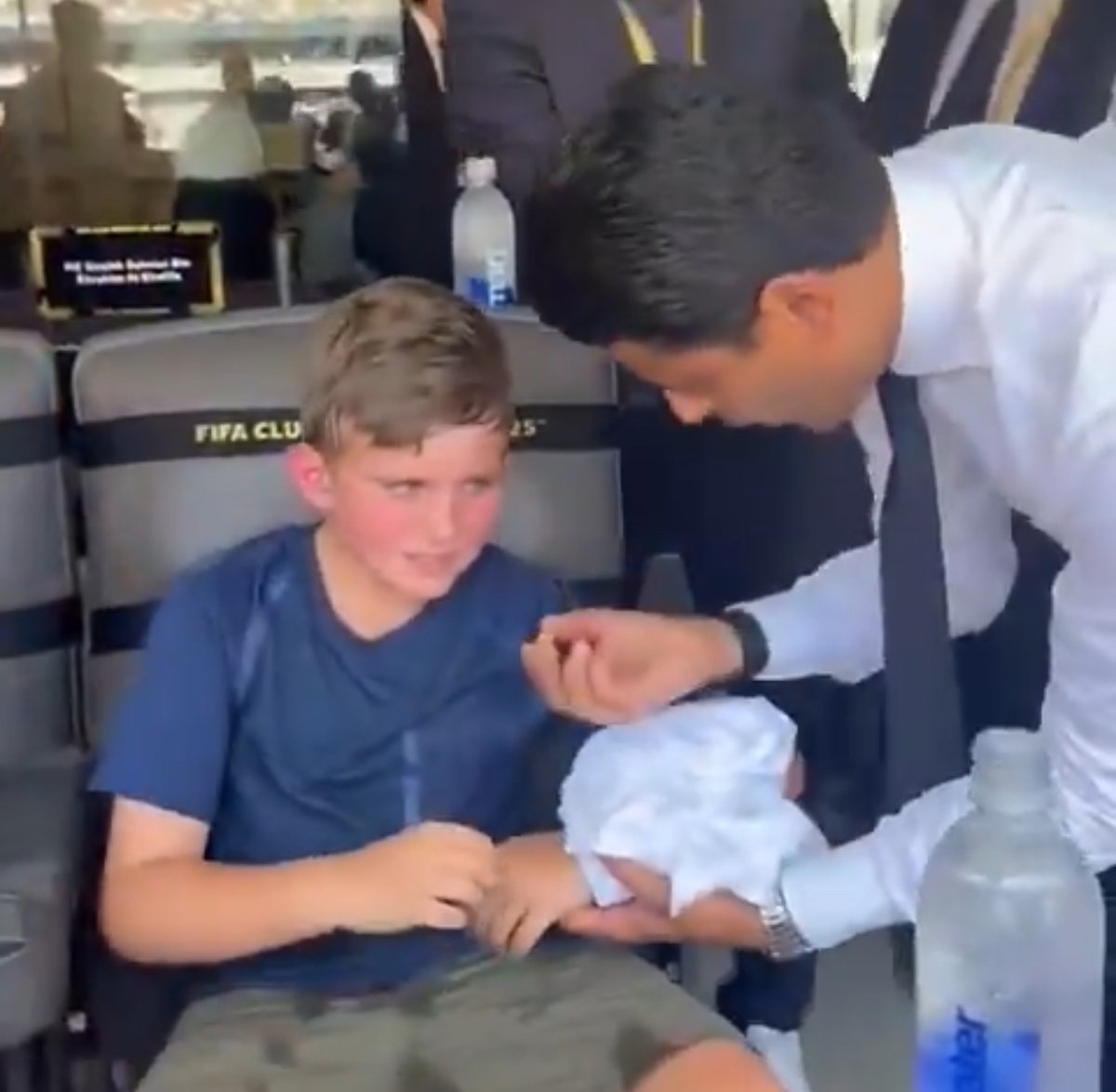 A young PSG fan injured his arm during the fans’ celebrations in the stands vs. Real Madrid.

PSG president Nasser Al-Khelaïfi noticed, gave him ice, and personally took him to the VIP area for him to be attended by a doctor while they looked for his family. 

PURE CLASS! 🤩👏
