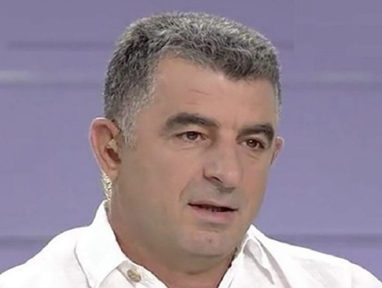 Με αφορμή την βόμβα στο σπίτι του Πρετεντέρη ας μιλήσουμε για έναν δημοσιογράφο που όντως δολοφονήθηκε χωρίς ποτέ να δικαιώνεται η μνήμη του. Υπενθυμίζεται ότι ο Γιώργος Καραϊβάζ δολοφονήθηκε με 20 σφαίρες ενώ ερευνούσε τη σχέση βουλευτών της ΝΔ με τη μαφία…
#Πρετεντερης #βομβα