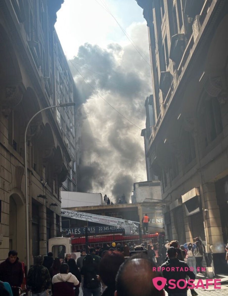 cbsantiago's tweet image. 🔴 AHORA: el Cuerpo de Bomberos de Santiago responde con máquinas y Voluntarios de 10 Compañías ante 2ª Alarma de #Incendio con rescate de personas en edificio de Monjitas y 21 de Mayo, en la comuna de #Santiago.
@Comandantecbs 
@Muni_Stgo