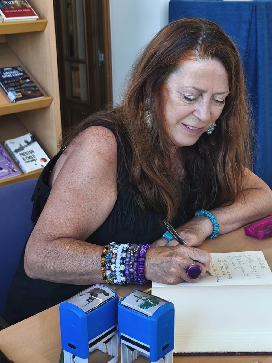 Pilar Sánchez Vicente cierra LlaneGra 2025 con la presentación de "La asturianita"  y "El cantar del norte"
#LlaneraCultura #Llanegra2025