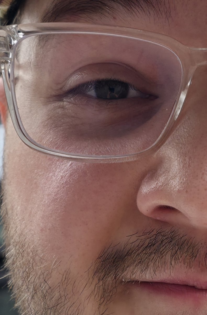 imparkerburton's tweet image. 200mp selfie on the Galaxy Z Fold7 (2nd Pic is cropped in to show detail)