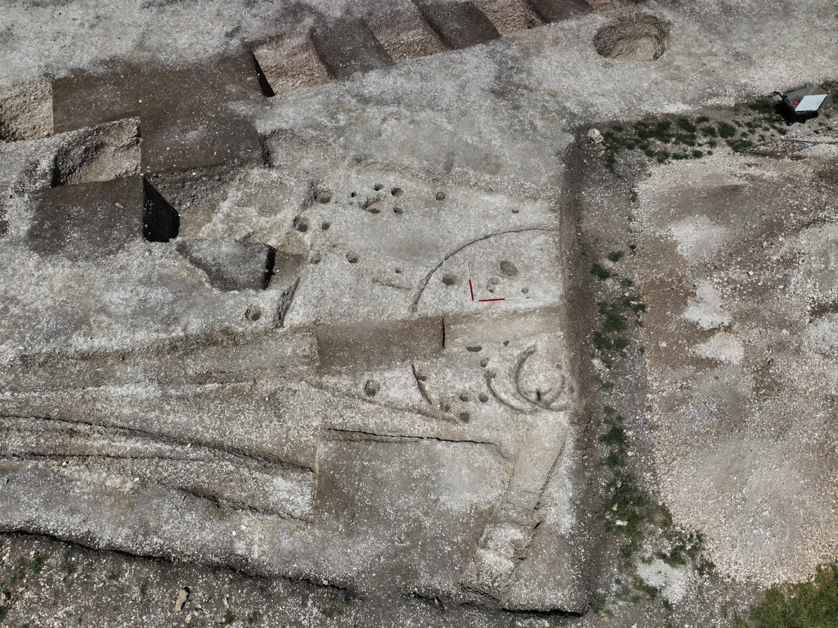 Durotrigesdig's tweet image. Day 4 of packdown at #Durotriges25 and its a blur of context recording, planning, section drawing and photography
The Durotrigian drone is giving us good aerial views of specific areas of the trench
Such as this roundhouse, terraced platform, enclosure ditch combo 🤩