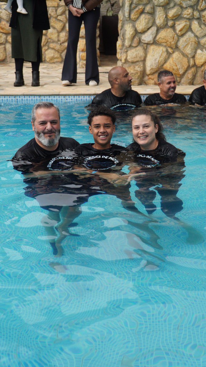 Eu orei por esse dia e ele finalmente chegou. 
Meu filho desceu as águas, morreu pro mundo e renasceu pra Cristo. 
Que alegria ♥️