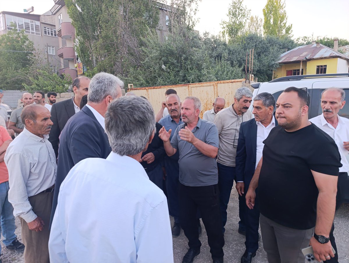 AK PARTİ TUŞBA İLÇE BAŞKANLIĞI (@vanaktusba) on Twitter photo 📍 Seyrantepe Mahallesi
Başkanımız Ümit Kanan ve Yönetim kurulu üyelerimiz,
Vatandaşlarımız ile bir araya gelerek, mahalle sorunları hakkında istişarelerde bulundular.
<a href="/umitkanan72/">Ümit KANAN</a> <a href="/ArvasAbdulahat/">Abdulahat Arvas</a> <a href="/Burhan_Kayaturk/">Burhan Kayatürk</a> <a href="/K_Turkmenoglu_V/">KAYHAN TÜRKMENOĞLU</a> <a href="/merdogan02/">Mehmet ERDOĞAN</a> <a href="/MustafaAlkayis/">Av. Mustafa Alkayış</a> <a href="/abuyukgumus/">Ahmet Büyükgümüş</a> 📍 Seyrantepe Mahallesi
Başkanımız Ümit Kanan ve Yönetim kurulu üyelerimiz,
Vatandaşlarımız ile bir araya gelerek, mahalle sorunları hakkında istişarelerde bulundular.
<a href="/umitkanan72/">Ümit KANAN</a> <a href="/ArvasAbdulahat/">Abdulahat Arvas</a> <a href="/Burhan_Kayaturk/">Burhan Kayatürk</a> <a href="/K_Turkmenoglu_V/">KAYHAN TÜRKMENOĞLU</a> <a href="/merdogan02/">Mehmet ERDOĞAN</a> <a href="/MustafaAlkayis/">Av. Mustafa Alkayış</a> <a href="/abuyukgumus/">Ahmet Büyükgümüş</a>