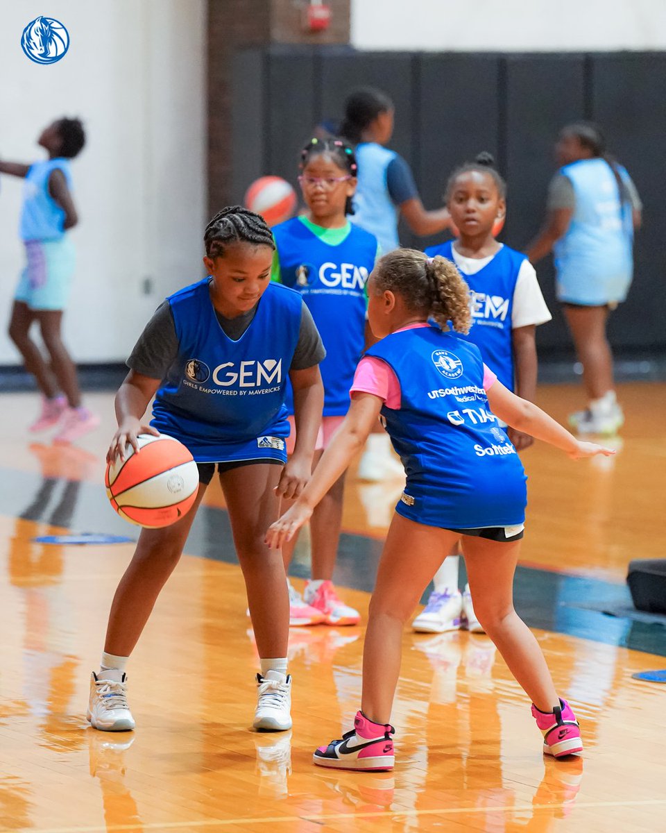 MavsOffCourt's tweet image. GEM Summer Hoop Camp brought the heat 🏀 💎 Devin Harris, Nancy Lieberman and UT Southwestern stopped by to make the day extra special!
Click here to learn more about GEM: mavs.com/gem 👈
@UTSWMedCenter // @Softtek // @TIAA // #MFFL