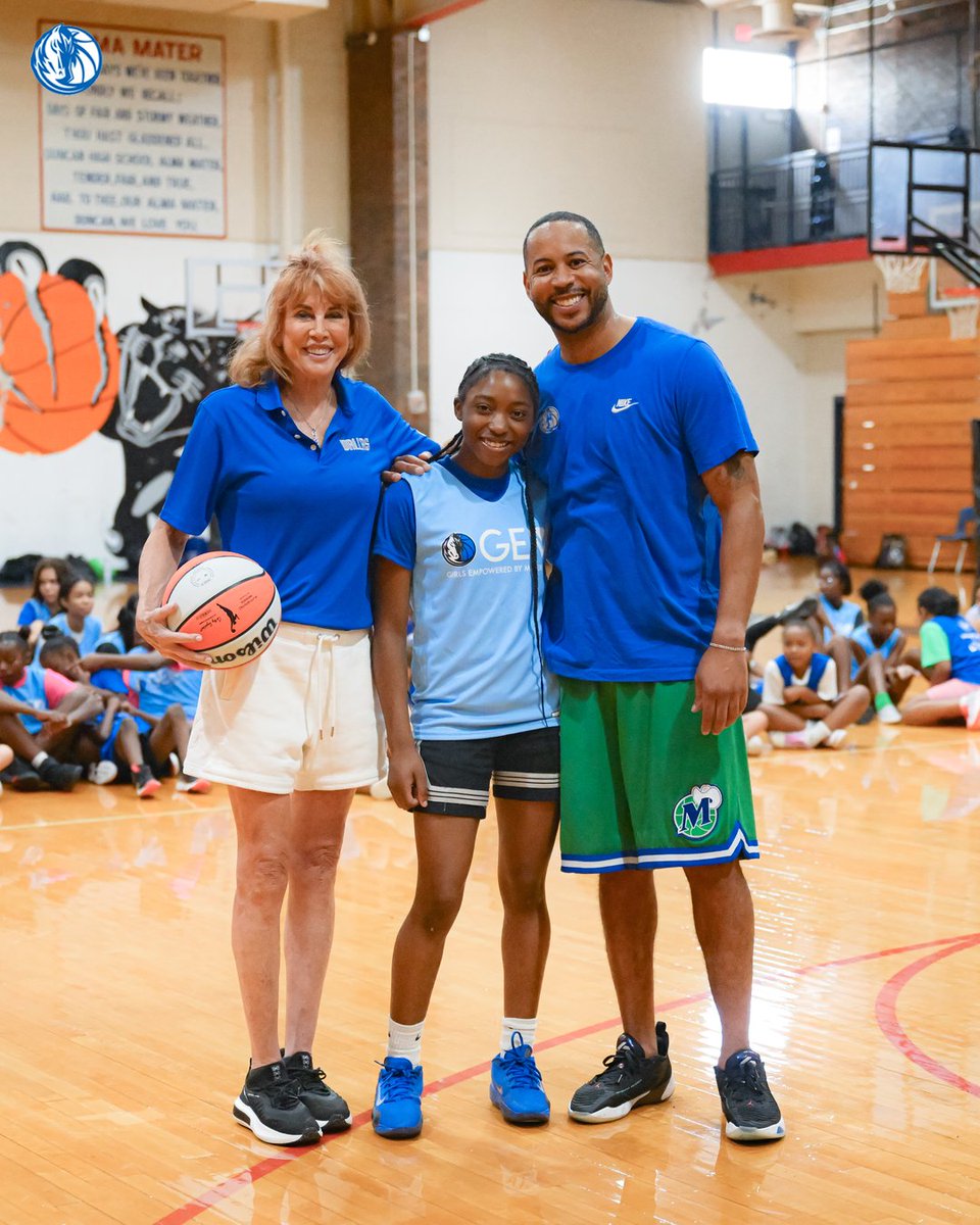 MavsOffCourt's tweet image. GEM Summer Hoop Camp brought the heat 🏀 💎 Devin Harris, Nancy Lieberman and UT Southwestern stopped by to make the day extra special!
Click here to learn more about GEM: mavs.com/gem 👈
@UTSWMedCenter // @Softtek // @TIAA // #MFFL
