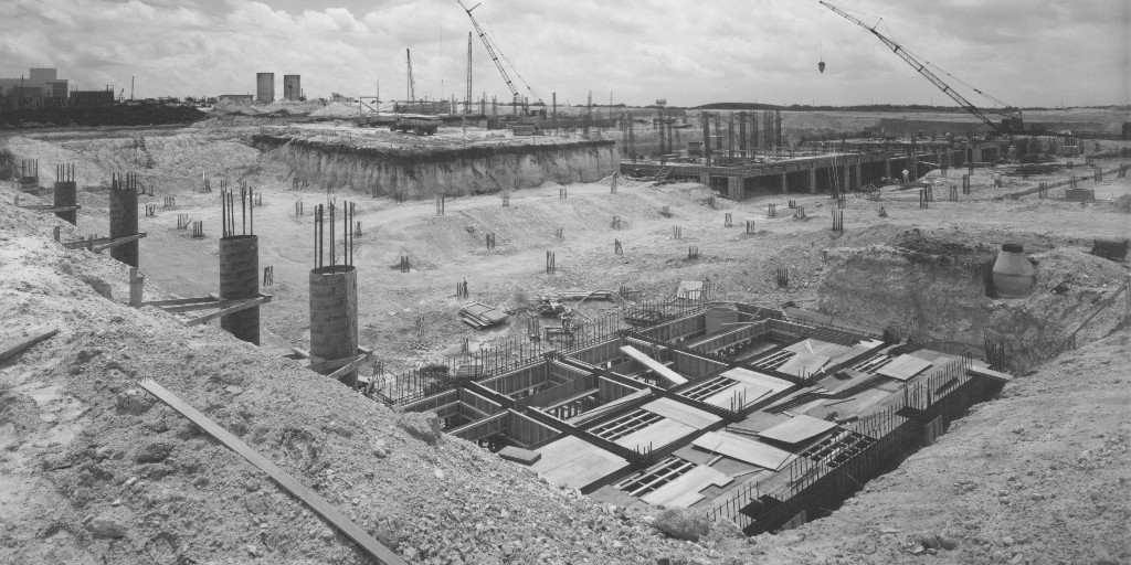 TheLongSOM's tweet image. Every achievement begins with laying the groundwork. A strong foundation sets the stage for resilience and growth. Check out the throwback photo of @UTHealthSA under construction in 1966.