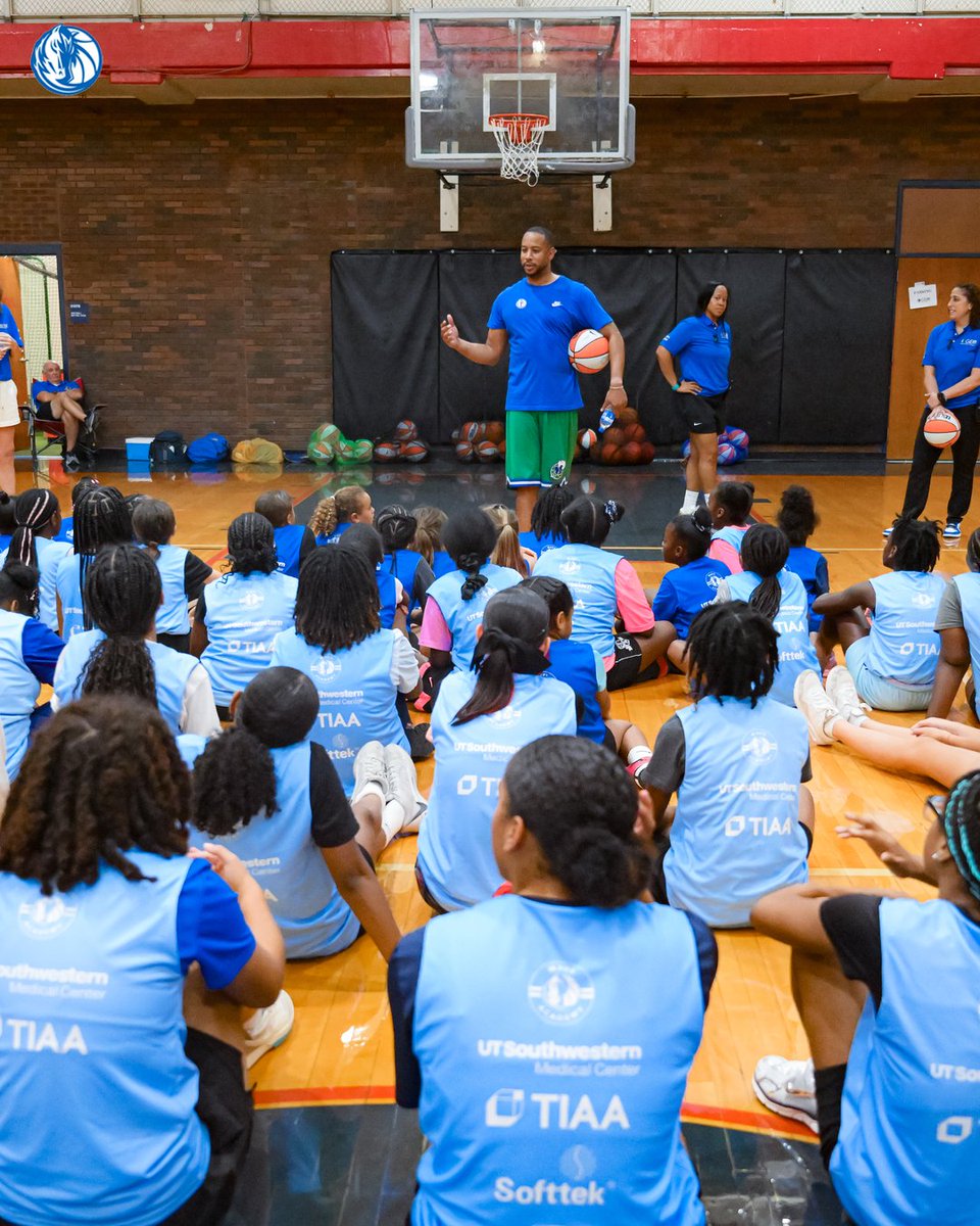 MavsOffCourt's tweet image. GEM Summer Hoop Camp brought the heat 🏀 💎 Devin Harris, Nancy Lieberman and UT Southwestern stopped by to make the day extra special!
Click here to learn more about GEM: mavs.com/gem 👈
@UTSWMedCenter // @Softtek // @TIAA // #MFFL