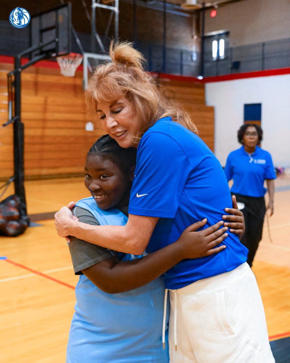 MavsOffCourt's tweet image. GEM Summer Hoop Camp brought the heat 🏀 💎 Devin Harris, Nancy Lieberman and UT Southwestern stopped by to make the day extra special!
Click here to learn more about GEM: mavs.com/gem 👈
@UTSWMedCenter // @Softtek // @TIAA // #MFFL