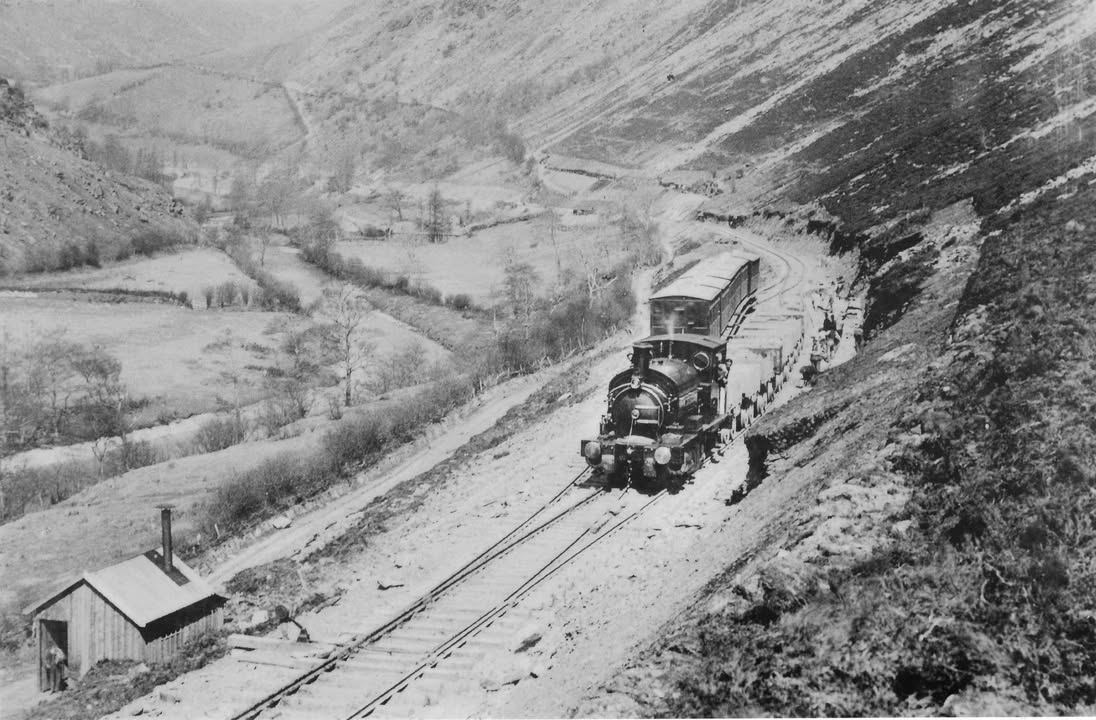 #ThrowbackThursday All the locomotives used in the construction of the dams were named after rivers and streams on the estate.
---
#HenLuniau Enwyd yr holl locomotifau a ddefnyddiwyd i hwyluso'r gwaith o adeiladu'r argaeau ar ôl afonydd a nentydd ar yr ystad.
