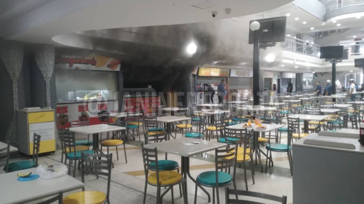 #AlMomento Reportan fuga de gas en la feria de comida de un reconocido centro comercial en #Maracay, generando el incendio de un local. La situación generó alarma en los ciudadanos que se encontraban en los alrededores. Autoridades se encuentran en el sitio.