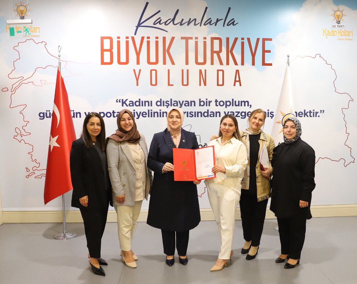 📍AK Parti Genel Merkez

Kırşehir ilimizin Akpınar İlçe Kadın Kolları Başkanlığına Rabia Yıldırım atanmıştır.

Yıldırım’a mazbatasını Başkanımız <a href="/tugbaisikercan/">Tuğba IŞIK ERCAN</a> teslim etti.

Görevi devreden başkanımız Zübeyde Atmaca’ya bugüne kadar göstermiş olduğu özverili çalışmalarından ve