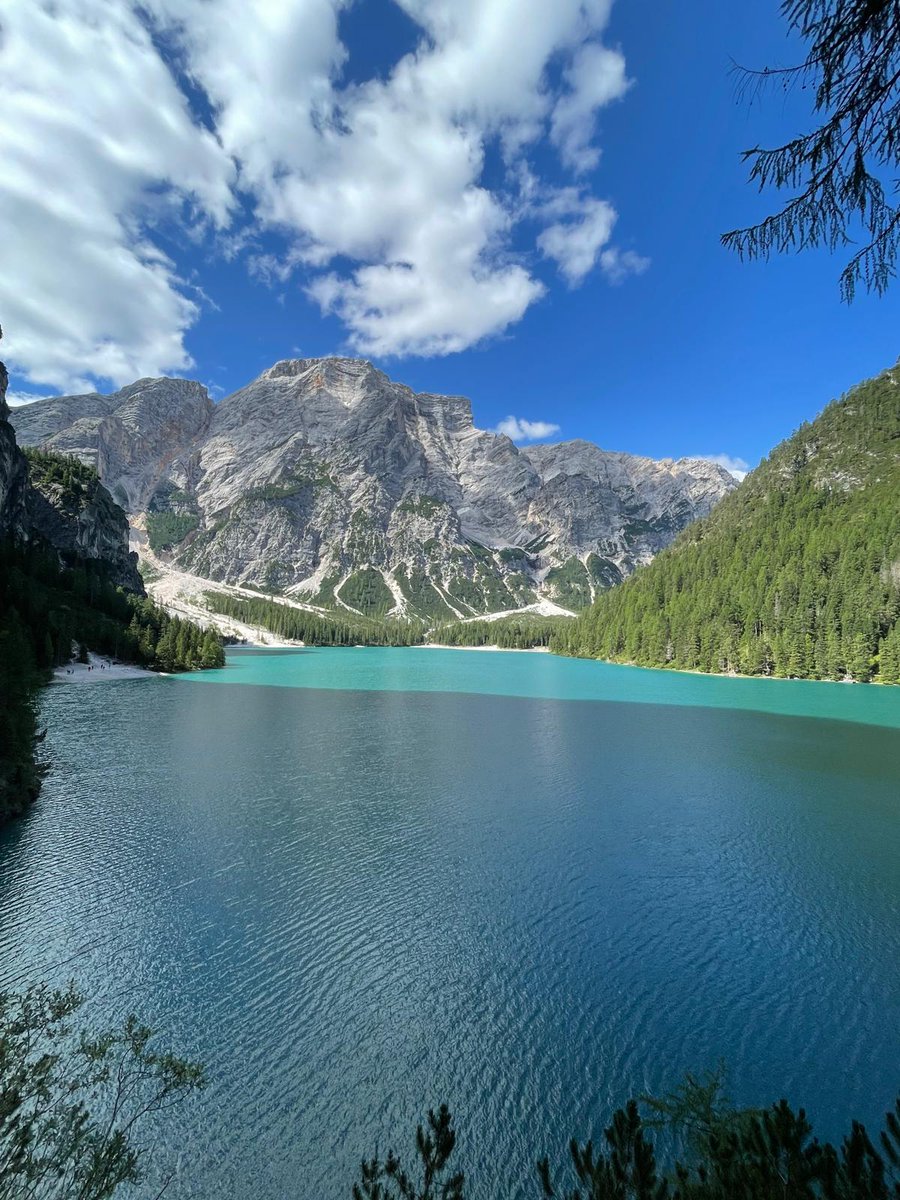 A greeting from Lake Braies at the foot of the Dolomites, a small diamond 💎 which is part of the precious series of Italian beauties.