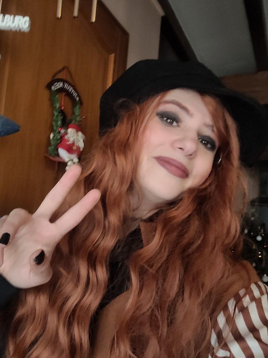 Just realised I hadn't posted a selfie in forever - hi! I come in two versions ✨