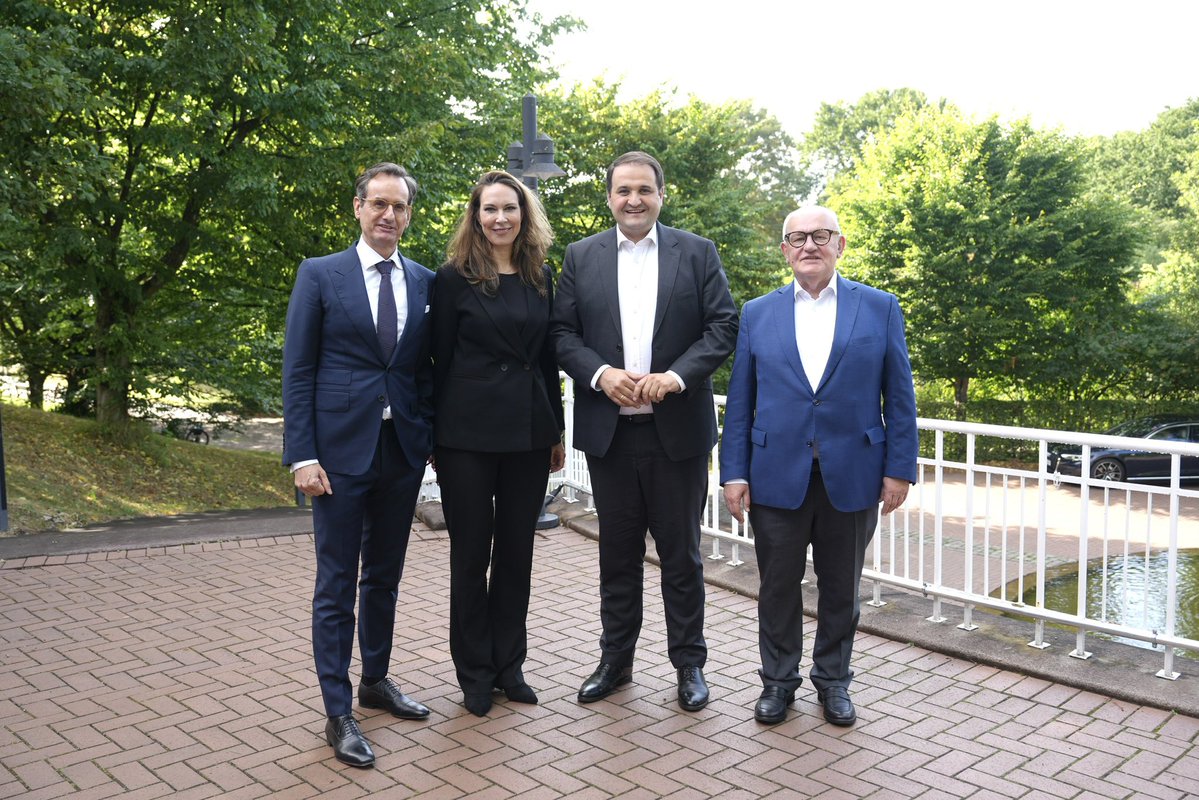 mbeimnrw's tweet image. Minister @n_liminski sieht die Notwendigkeit, für Rechtssicherheit im Bereich von Künstlicher Intelligenz und Urheberrecht zu sorgen. Denn: „Kreative Leistung muss auch in Zukunft etwas wert sein“, sagte er beim Sommerfest des NRW-Landesverbandes des @MVFP_Presse.