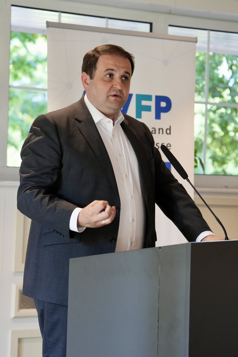 mbeimnrw's tweet image. Minister @n_liminski sieht die Notwendigkeit, für Rechtssicherheit im Bereich von Künstlicher Intelligenz und Urheberrecht zu sorgen. Denn: „Kreative Leistung muss auch in Zukunft etwas wert sein“, sagte er beim Sommerfest des NRW-Landesverbandes des @MVFP_Presse.
