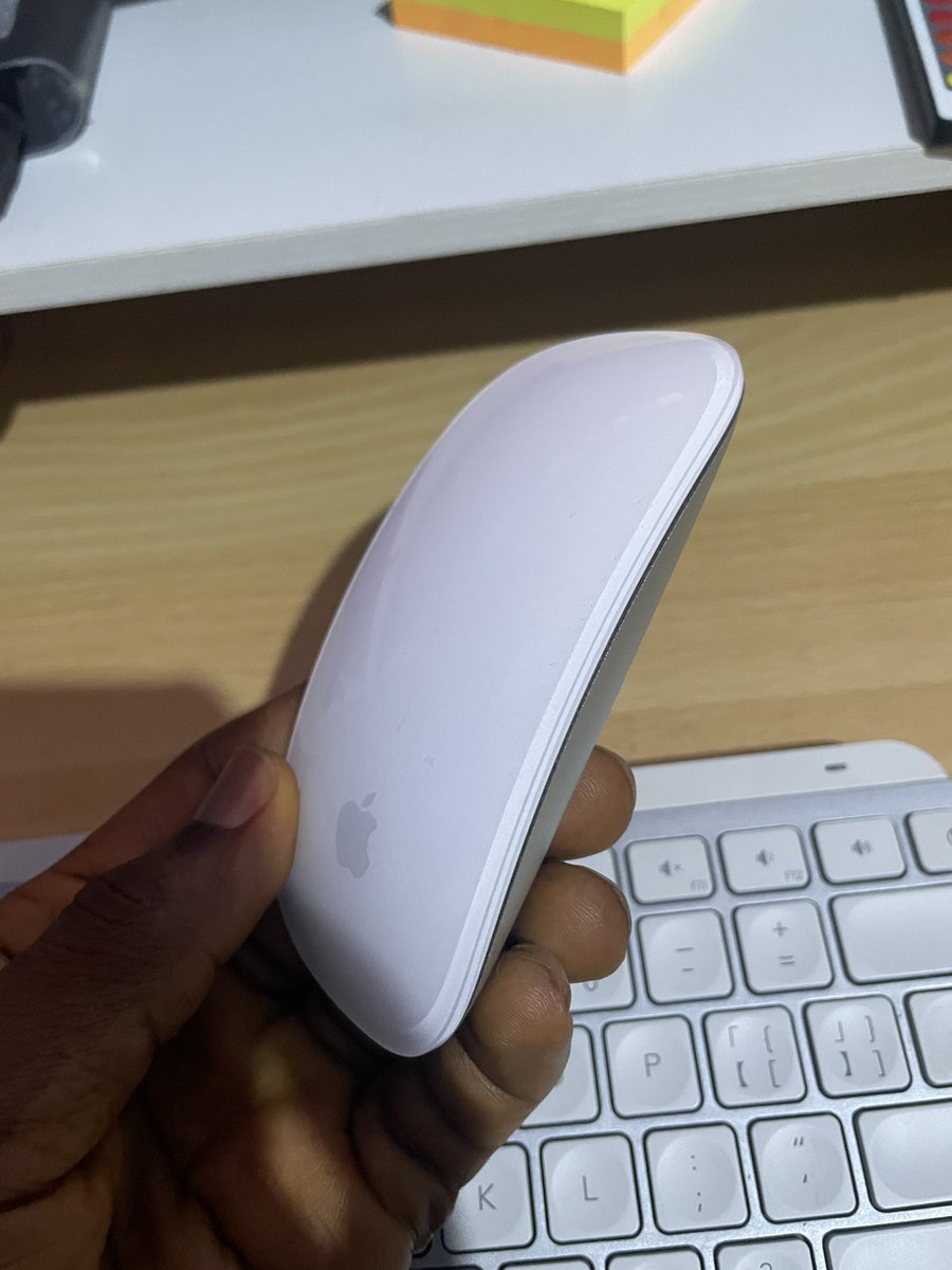 skull_uhd's tweet image. How do yall use apple’s Magic Mouse 🖱️? 

Its flat and tiny 🤧

I’m sticking with my Logitech Mx Master 3s, I thought I would love it but nahh!

But I love it gestures tho… #appleproblem #videoeditor #motiondesigner