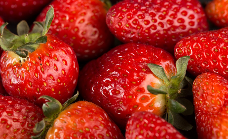 PackStrat's tweet photo. A European project is turning to strawberry waste to develop sustainable alternatives to plastic. The project includes 1) creating packaging for strawberries and 2) developing pharmaceutical packaging to replace aluminum. Learn more: https://t.co/5kEIJHUCGX

#BiobasedPackaging https://t.co/pVyIONx5K8