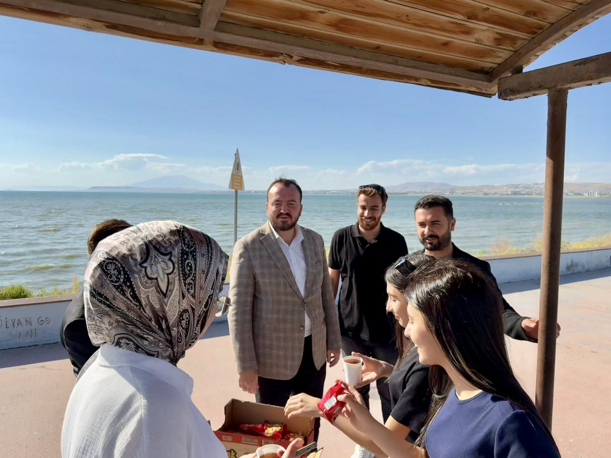 Gençlik Kolları Genel Başkan Yardımcımız ve Türk Devletleri ile İlişkiler Başkanımız Murat Resul Karaman ile birlikte Tuşba Gençlik Kollarımızın üye standını ziyaret ettik.

Vatandaşlarımızla bir araya geldik, ikramlarda bulunduk, partimize olan ilgiyi ve gençliğin heyecanını