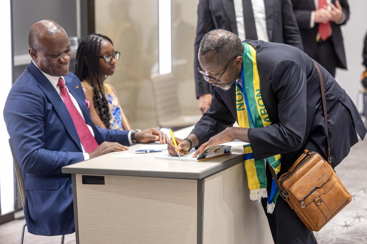Gabon24 (@tvgabon24) on Twitter photo 📸 𝐑𝐄𝐓𝐎𝐔𝐑 𝐄𝐍 𝐈𝐌𝐀𝐆𝐄𝐒 sur l’échange entre le Chef de l’État, <a href="/oliguinguema/">Brice Clotaire Oligui Nguema</a>, et la communauté gabonaise résidant aux États-Unis. 📸 𝐑𝐄𝐓𝐎𝐔𝐑 𝐄𝐍 𝐈𝐌𝐀𝐆𝐄𝐒 sur l’échange entre le Chef de l’État, <a href="/oliguinguema/">Brice Clotaire Oligui Nguema</a>, et la communauté gabonaise résidant aux États-Unis.