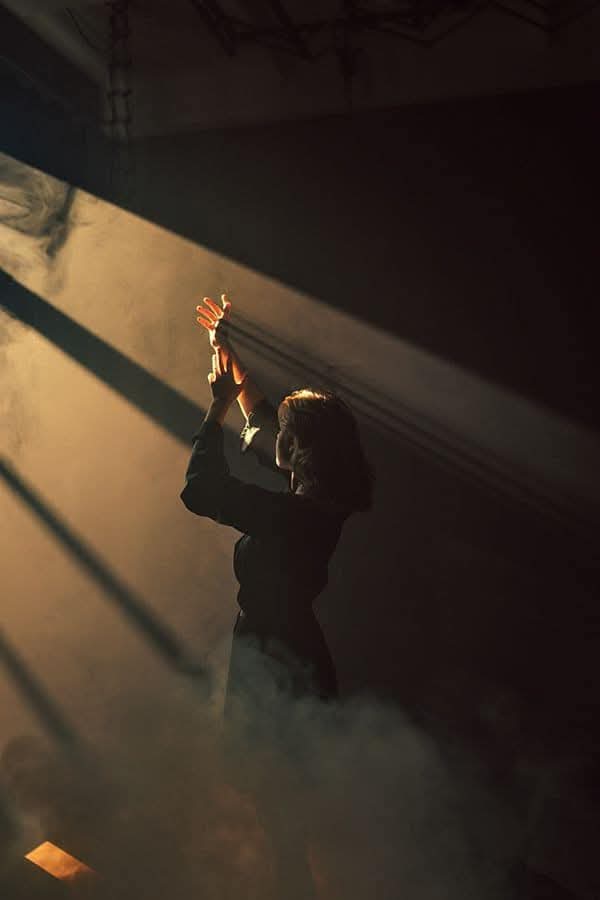 وقبل أن ترحل
أخبرني أين يباع النسيان 
وأين أجد ملامحي السابقة 
وكيف لي أن أعود لنفسي؟ 
وتأتي أيام تنسى بها،
 وتنطوي سنوات من العمر كأنما كانت أحلاماً،
 وتنقضي صداقات، وتتبدل الأماكن، وتنسى يا صاحبي.. تنسى.