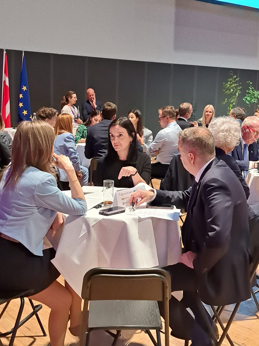 U Aalborgu 🇩🇰 sudjelujem na neformalnom sastanku ministara okoliša, klime i zelene tranzicije. 

U današnjoj raspravi naglašavam važnost osiguranja stabilnog i dostatnog financijskog okvira, ubrzanje procedura i podrške inovacijama za provedbu dekarbonizacije.