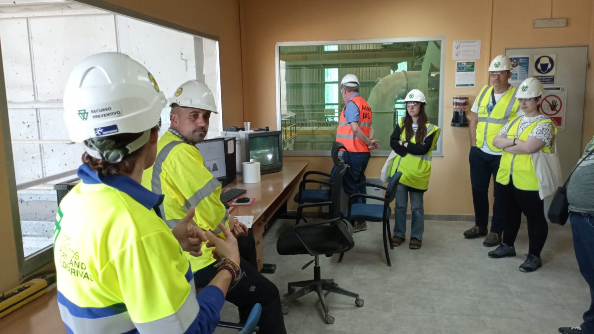 Los alumnos del #cursoDeVerano 'Economía circular, minería y reciclaje' han visitado la planta de Cementos Alfa (GCPV) para conocer de primera mano su funcionamiento ⚒️ #Torrelavega #VeranoUC25