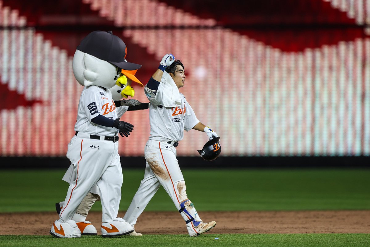 ”문현빈“ 그는누구인가한화이글스의연고지인대전광역시출신이자이글스파크에서불과 10분거리인유천초등학교충청의야구명문온양중그리고한화의성골루트인북일고등학교출신인로컬보이순수혈통그자체로