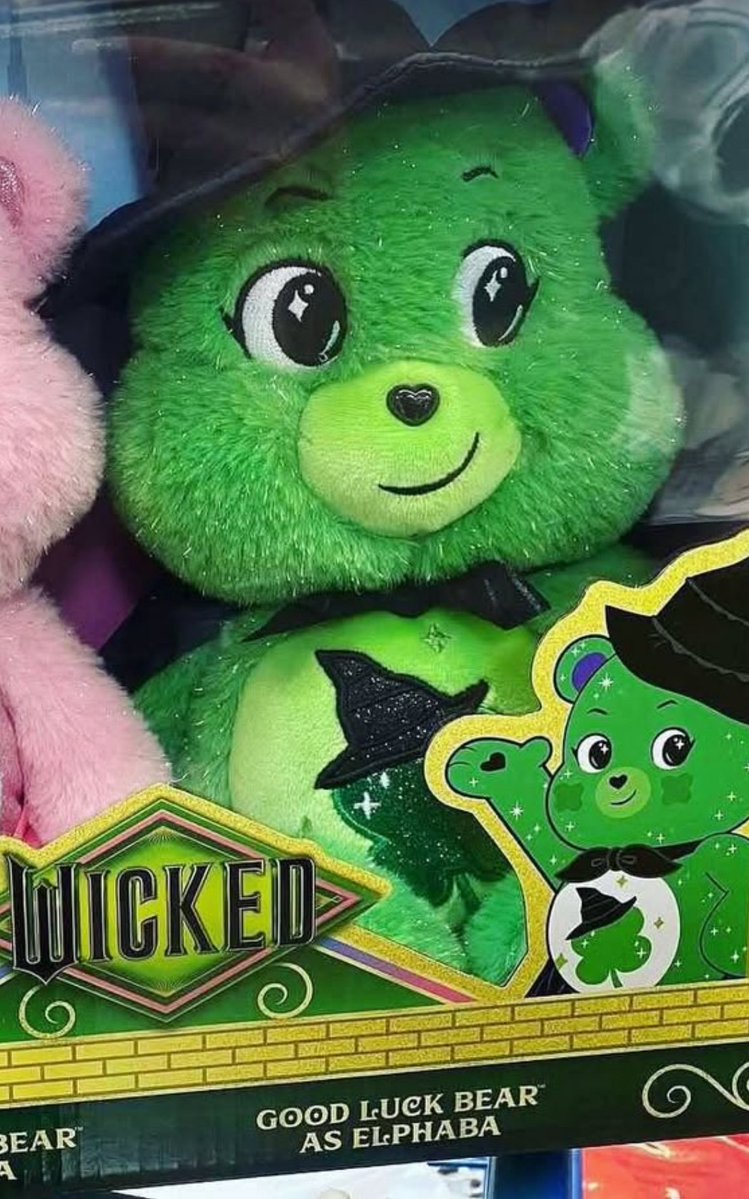 Pat_Pedraza's tweet image. Is this real? Good Luck Bear as Elphaba? I need this.