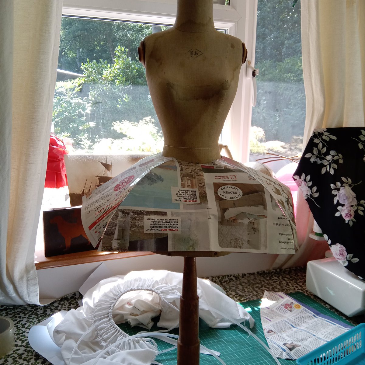 SilentTheatre1's tweet image. My brain hurts and I had to use maths again, but finally made a pattern shape I'm happy with.#sewing #patterndrafting