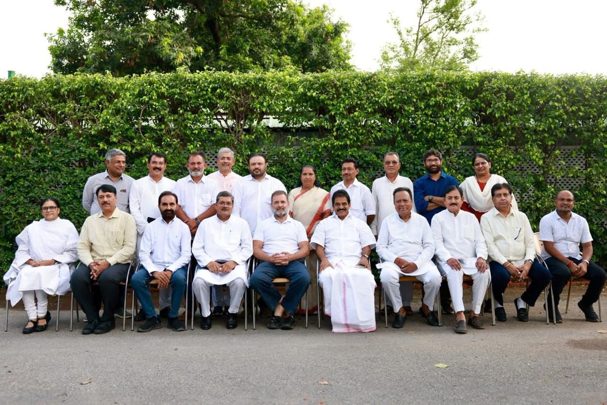 आदरणीय खडगे साहब 
अध्यक्ष 
भारतीय राष्ट्रीय कांग्रेस 
<a href="/kharge/">Mallikarjun Kharge</a> 
आदरणीय राहुल जी 
नेता विपक्ष 
लोकसभा 
<a href="/RahulGandhi/">Rahul Gandhi</a> 
गुजरात प्रदेश कांग्रेस के अध्यक्ष के लिए दील्ही मे मनोमंथन चल रहा है। गुजरात कांग्रेस सीनियर लीडरो का ऐक डेलीगेशन दील्ही आदरणीय राहुल जी से मीलने गया हे।

वह