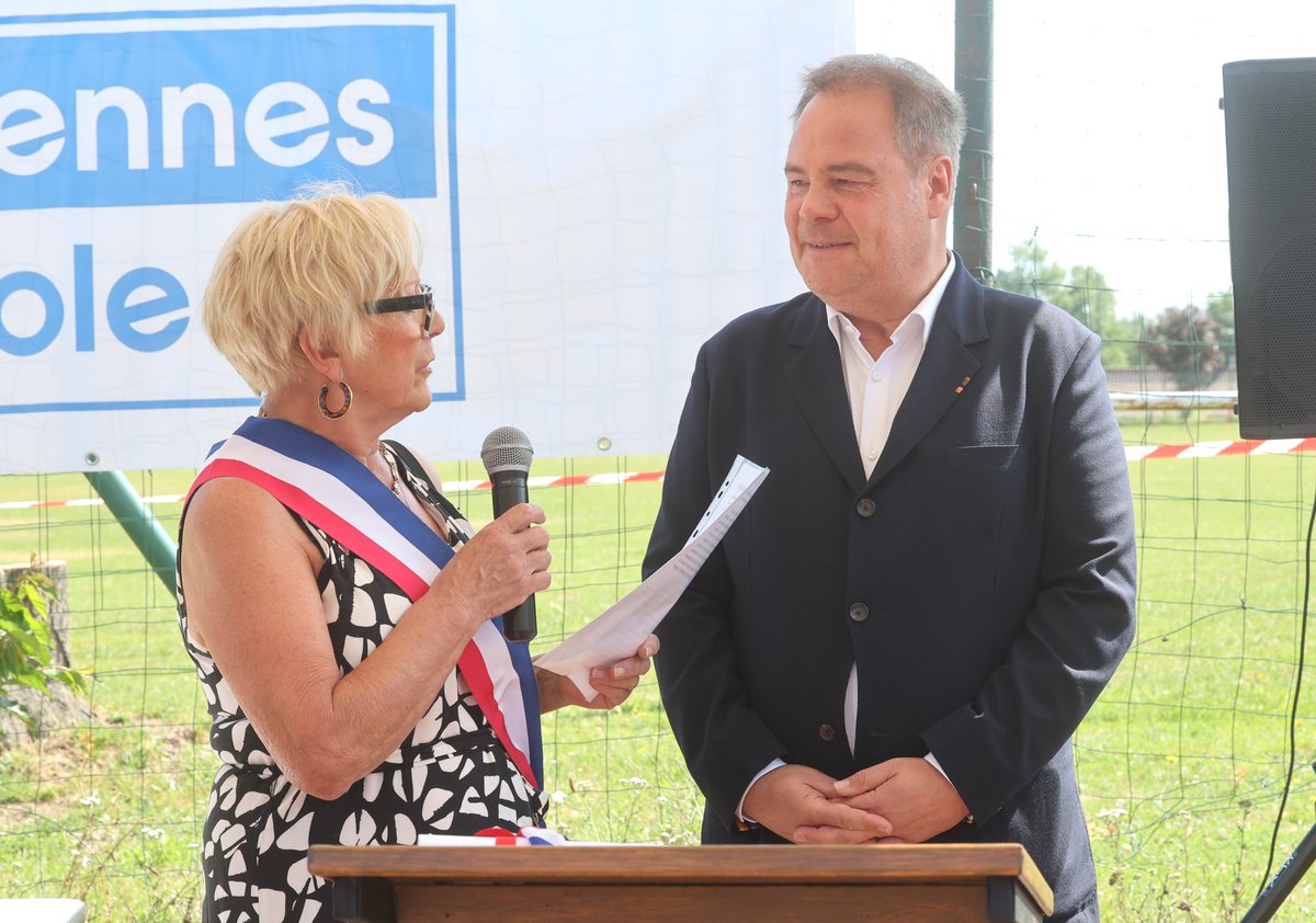 Pose de la première pierre à Artres avec L.André, maire de la ville ! Un futur espace associatif partagé, financé par @ValMetropole, pour répondre aux besoins des asso. sportives, culturelles et de loisirs du territoire ➡️ Salle multi-activités, espace de réunion : tout y est !