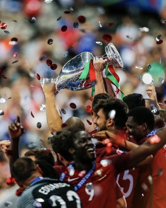 aftgomes's tweet image. 𝑾𝒆’𝒍𝒍 𝒂𝒍𝒘𝒂𝒚𝒔 𝒉𝒂𝒗𝒆 𝑷𝒂𝒓𝒊𝒔 ❤️
Nove anos de uma noite mágica, um sonho cumprido e um orgulho que nunca se vai esgotar! Por Portugal, sempre! 🇵🇹