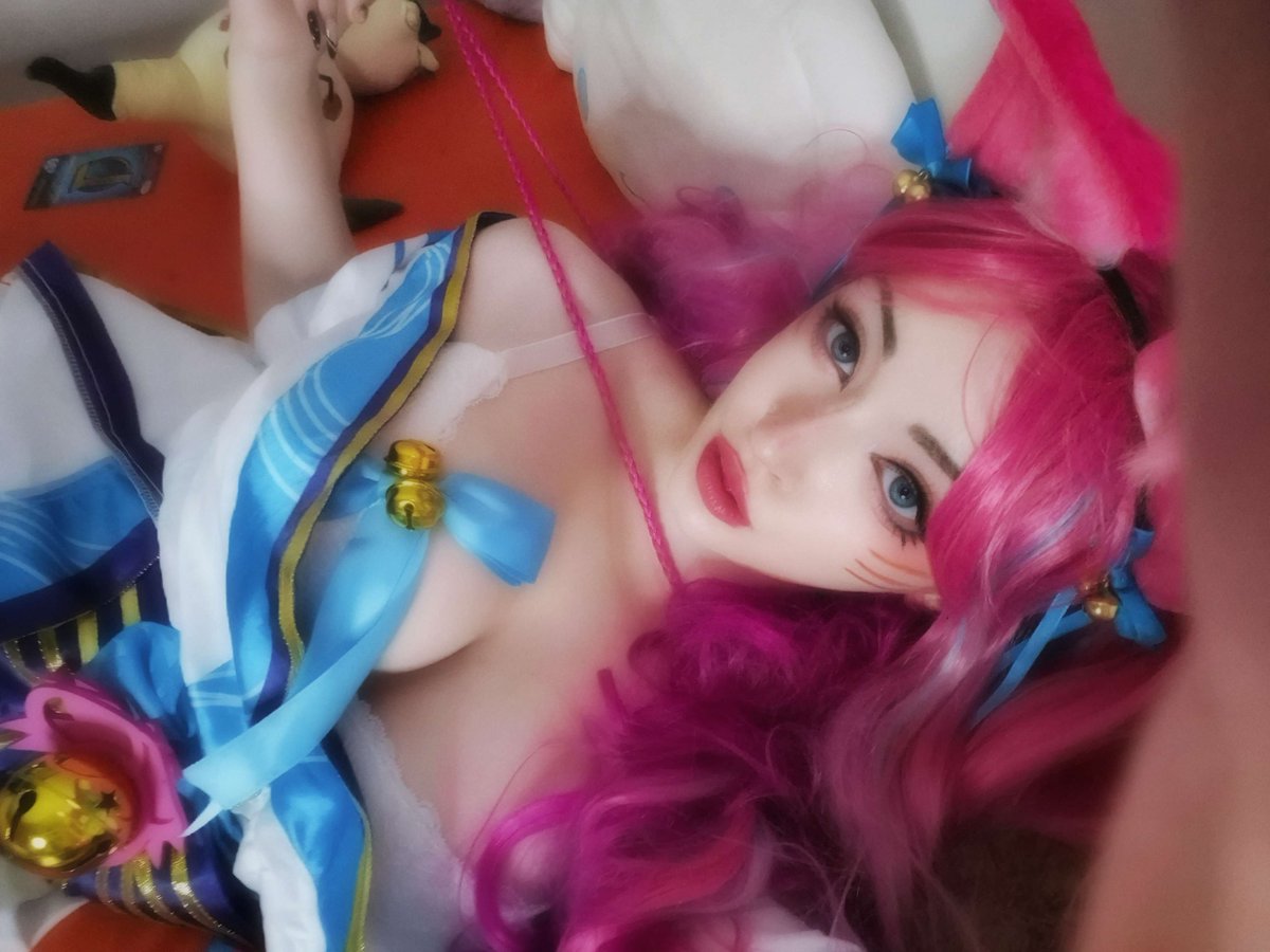 eveisbed's tweet image. Spirit Blossom Ahri Cosplay ♡
I'm also spamming my patreon with Ahri pics if you wanna check that out >.>