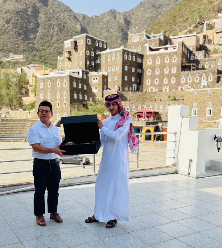 سعدنا في #تعاونية_البن_برجال_ألمع بإستقبال سعادة سفير جمهورية مالطا لدى المملكة الدكتور كلايف أكوالينا سبانيول، حيث اطلع على تجربة الجمعية في تنمية زراعة البن السعودي، وتعزيز التنمية الريفية المستدامة.

نعتز بتعزيز تجربة البن السعودي وخدمة المنتج الوطني 🇸🇦🤝🇲🇹.

قدمت الجمعية هدية