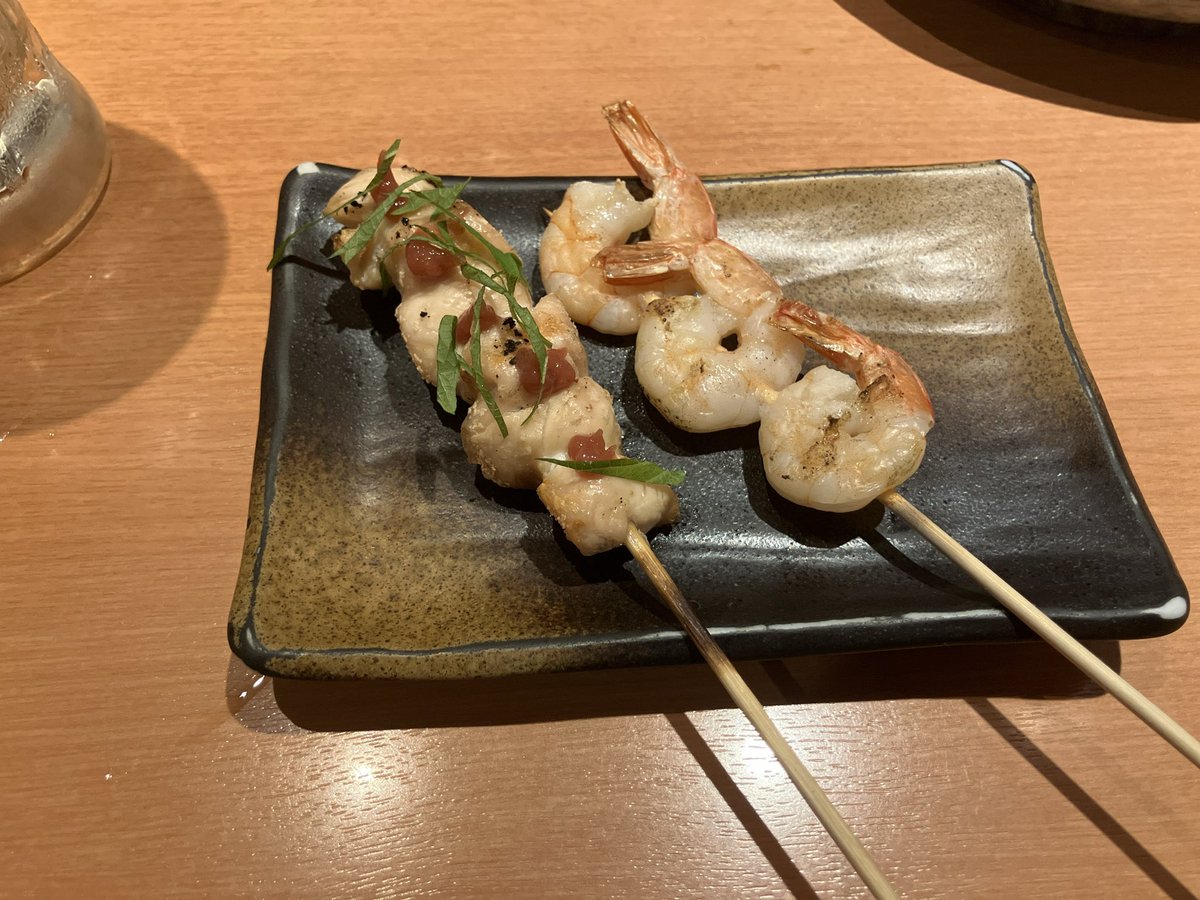 雨止んで部屋でたら涼しい、目的のお店は木曜定休日だったのでそのまま駅のほうにふらふら。たどり着いたのはチェーンの焼鳥屋。いつものチェーンとは違う。
焼酎飲み切りセットと適当に注文。
強制付出しは選択できるなら納得。
やはり漬物はいいな。
#武蔵関 #八剣伝