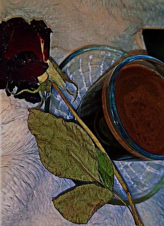 لَمْ يَكُنِ الحَديثُ مَعَكَ يَوْمًا شَيْئًا اعْتِيادِيًّا،
أَنْتَ تُحَدِّثُنِي فَيُزْهِرُ أَيْسَرِي 🫀💕
حُرُوفُكَ رَذَاذُ مَطَرٍ تَرْوِي جَفَافَ رُوحِي،
وَصَوْتُكَ هُوَ دِفْءُ الشَّمْسِ بَعْدَ فُصُولٍ مِنَ البَرْدِ 💛🌞