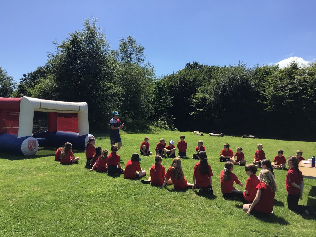 Mwynhau cicio’r bel gyda <a href="/FFootballfirst/">footballfirst</a> Thank you <a href="/FFootballfirst/">footballfirst</a>😄⚽️ #dosbarthhyweldda