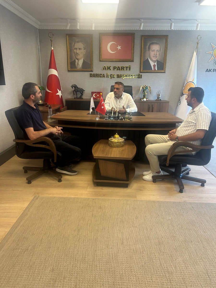 İlçe başkanlığımızda bizleri ziyaret eden Muhammet Acur'u misafir ettik.

Nazik ziyaretleri için kendilerine teşekkür ederim. 

#akparti #erdoğan #darıca #kocaeli #köksalşakar #akdarıca #akkocaeli