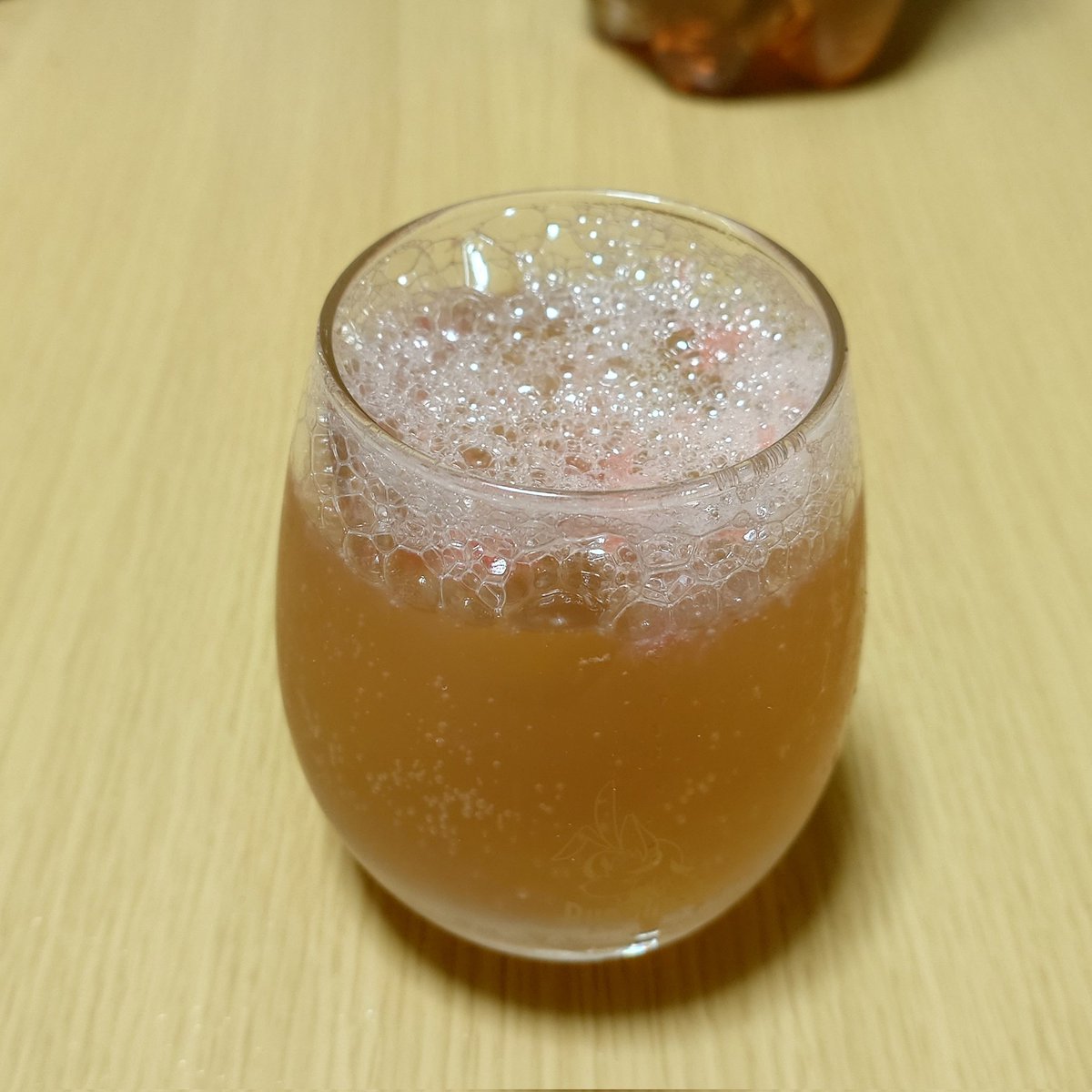 フレンドさんに教えてもらった、グレープフルーツをジンジャーエールで割るやつをやってみた。さわやかゴクゴクおいしい。