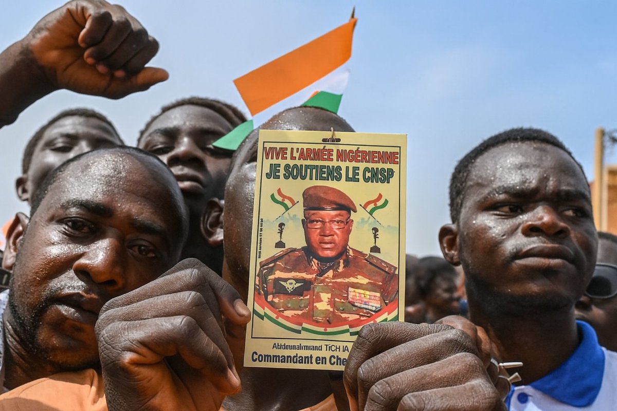 Lo que está ocurriendo en Níger 🇳🇪 no es una revolución romántica, ni una épica angelical. 

Es una lucha feroz, áspera, sucia, cargada de contradicciones y decisiones difíciles. Es descolonización en serio.

Y al frente está Abdourahamane Tchiani. 

Un general sereno, maduro,