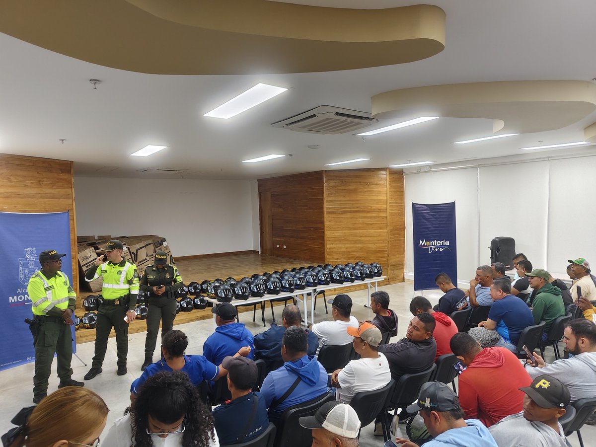 Carlos Peña (@carlospelcholo) on Twitter photo Así esperan motociclistas al alcalde que está haciendo historia en Montería <a href="/kerguelenhugo/">Hugo F. Kerguelen G.</a>, para hacer cambio de cascos que salvan vidas! #SiLoDiceLoHace Así esperan motociclistas al alcalde que está haciendo historia en Montería <a href="/kerguelenhugo/">Hugo F. Kerguelen G.</a>, para hacer cambio de cascos que salvan vidas! #SiLoDiceLoHace