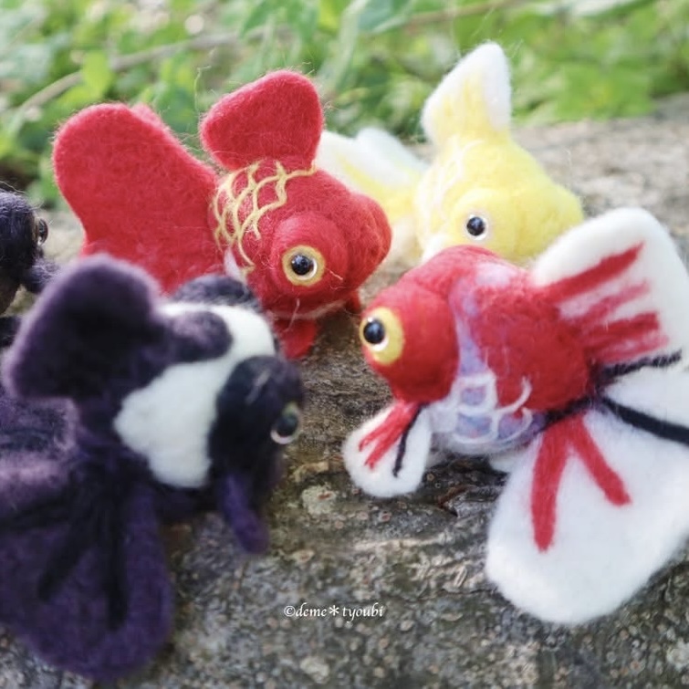 たゆたう羊毛フェルトの金魚たちが、心に涼を届けてくれる――。金魚作家・deme＊tyoubiさんが手がけるのは、見る人の心をそっと癒す、金魚のアート作品。
餌も水換えも必要なく、リアルで可愛い金魚を愛でることができます。夏のお部屋にぴったりの、癒しのアイテムを探してみてください。

--------