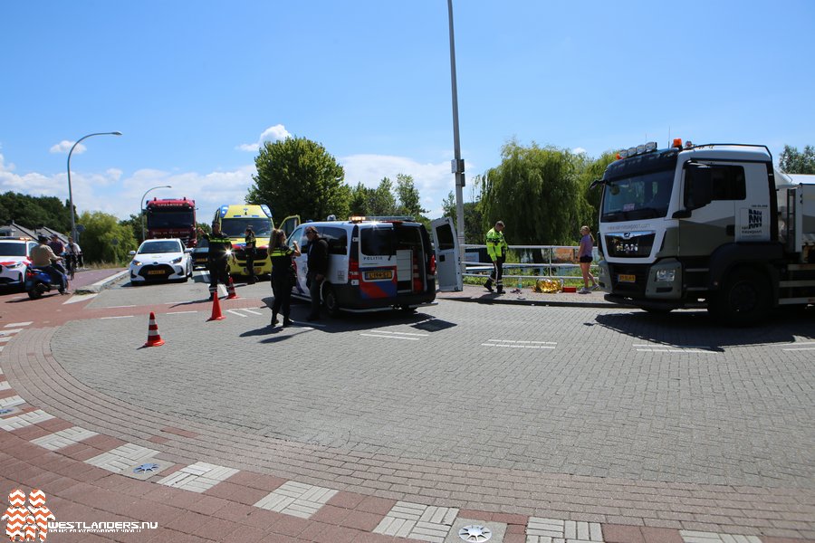 Fietsster gewond na val tegen vrachtwagen