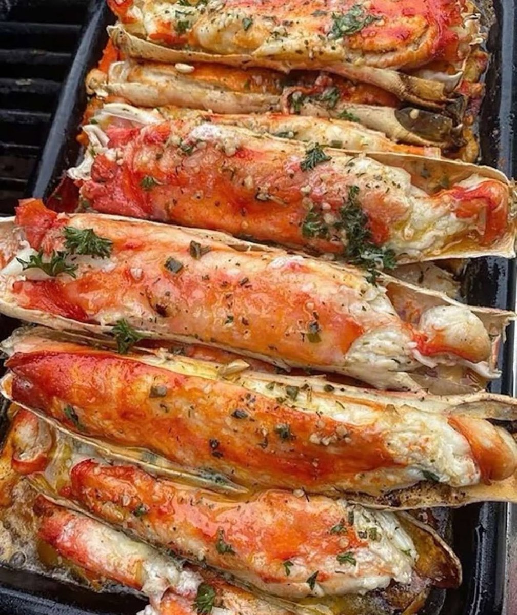 Eat as it is or in pasta 🍝 🦀?!

Garlicky, buttery, king crab leg 🦀