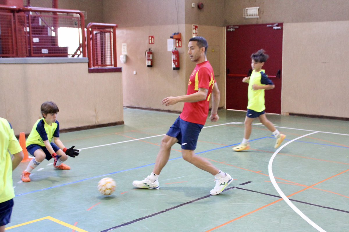 📆 Campus #SomosMás <a href="/rfef/">RFEF</a> #2025 🇪🇸 ⚽️

Nueva visita del portero Álex González, esta vez a nuestra sede SOMOS+ del colegio SC Paraíso. 

👉🏻 randori.es/somosmas/

📍Castellana | Madrid

<a href="/randorisport/">Randori Sport</a> | <a href="/DeportesECM/">DeportesECM</a> | <a href="/JomaSport/">Joma Sport</a>