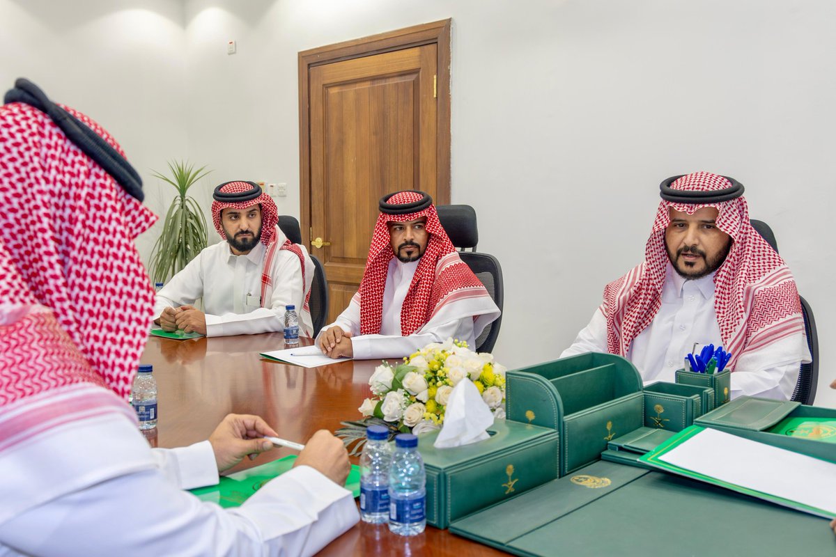 خلال جولته التفقدية لبلدية محافظة رفحاء التقى وكيل الأمين للبلديات ورؤساء البلديات التابعة بسعادة محافظ محافظة رفحاء الذي هنّأ رؤساء البلديات بتكليفهم مثمنًا دور القطاع البلدي في دفع عجلة التنمية، ومؤكدًا حرص سمو أمير المنطقة - حفظه الله- على تعزيز جودة الحياة واستدامة الخدمات .