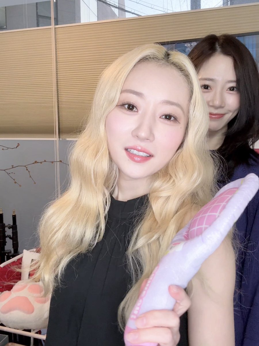그거 무슨 틴트라고?
                                                   디어달링틴트...

그래 뒤에 달린 틴트
                                                   페리페라도...
빨리 패란다