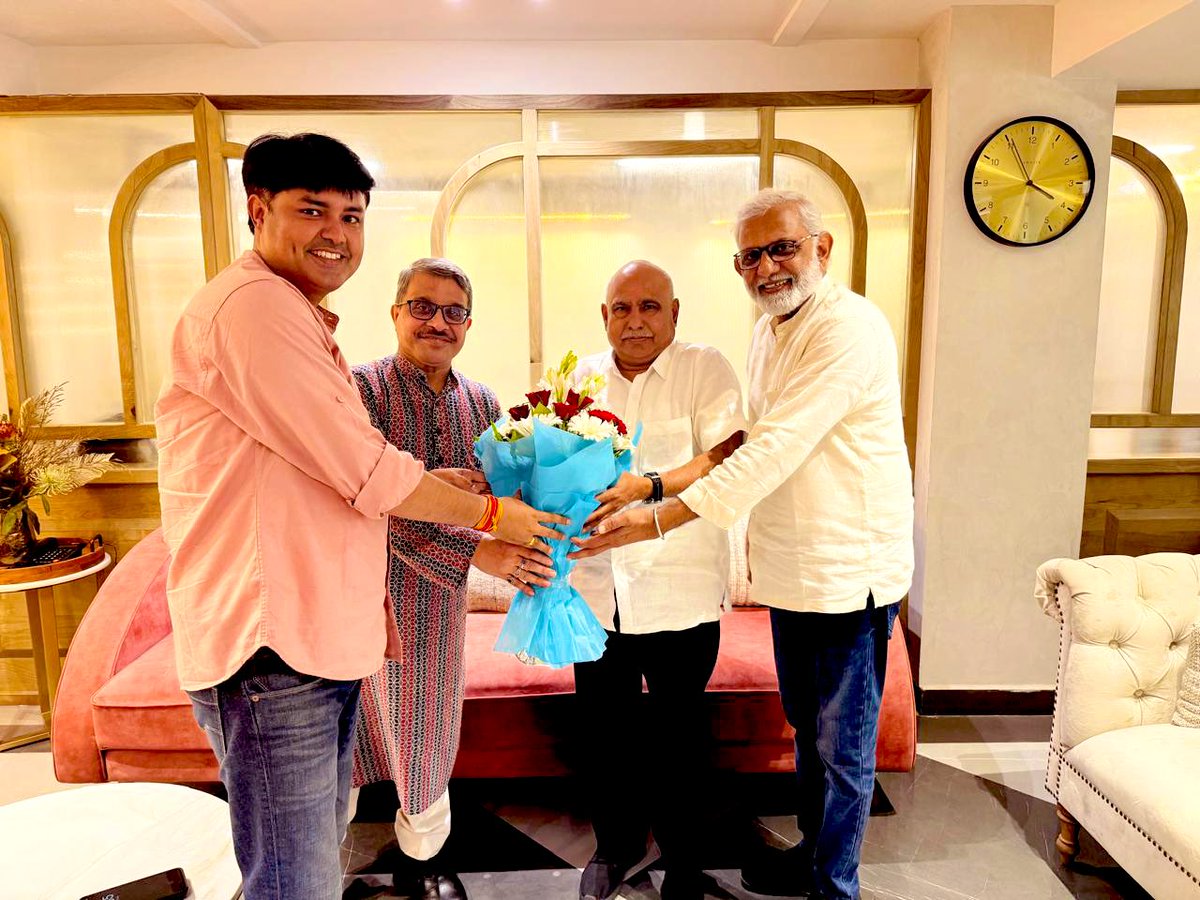 iamanbjp's tweet photo. प्रदेश अध्यक्ष श्री @Hkhandelwal1964 जी से आत्मीय मुलाकात हुई एवं नए दायित्व की शुभकामनाएँ प्रेषित की ! 
आईटी विभाग के कार्यों के बारे में अवगत कराया ! मुख्य रूप से प्र��ेश मंत्री श्री @rajneesh4n जी एवं पूर्व निगम मंडल अध्यक्ष कौशल विकास श्री @SShailendra_BJP जी उपस्थित रहे ! https://t.co/fPkxLwhHFu